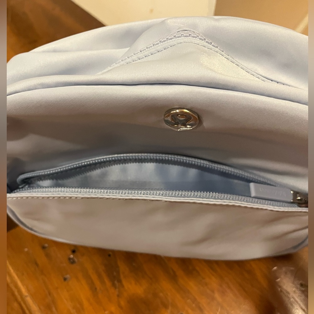 Lululemon Go Getter Pouch in Blue, NWT - Picture 3 of 9